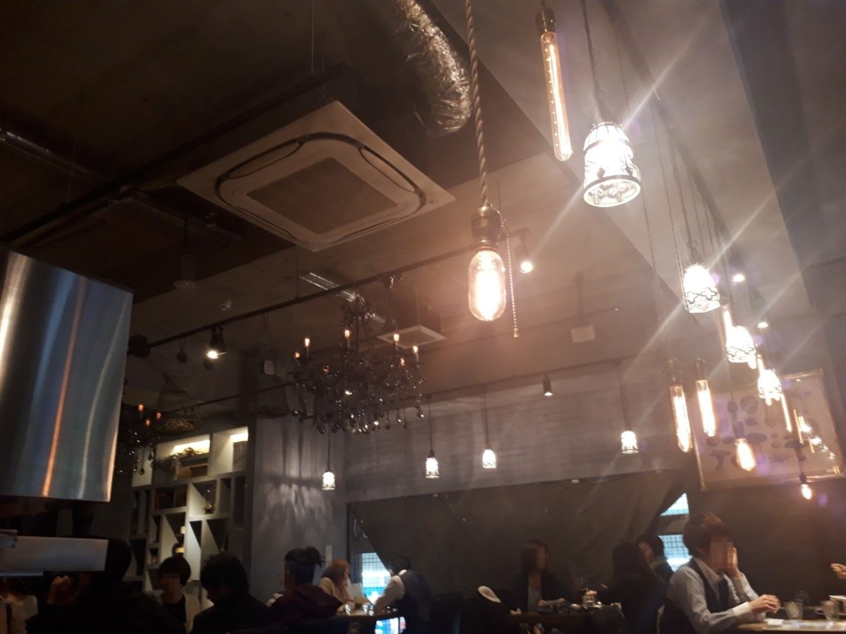 シメパフェイニシャルの店内風景ライト