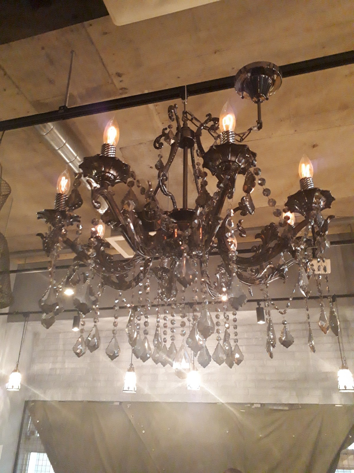 シメパフェイニシャルの店内風景シャンデリア