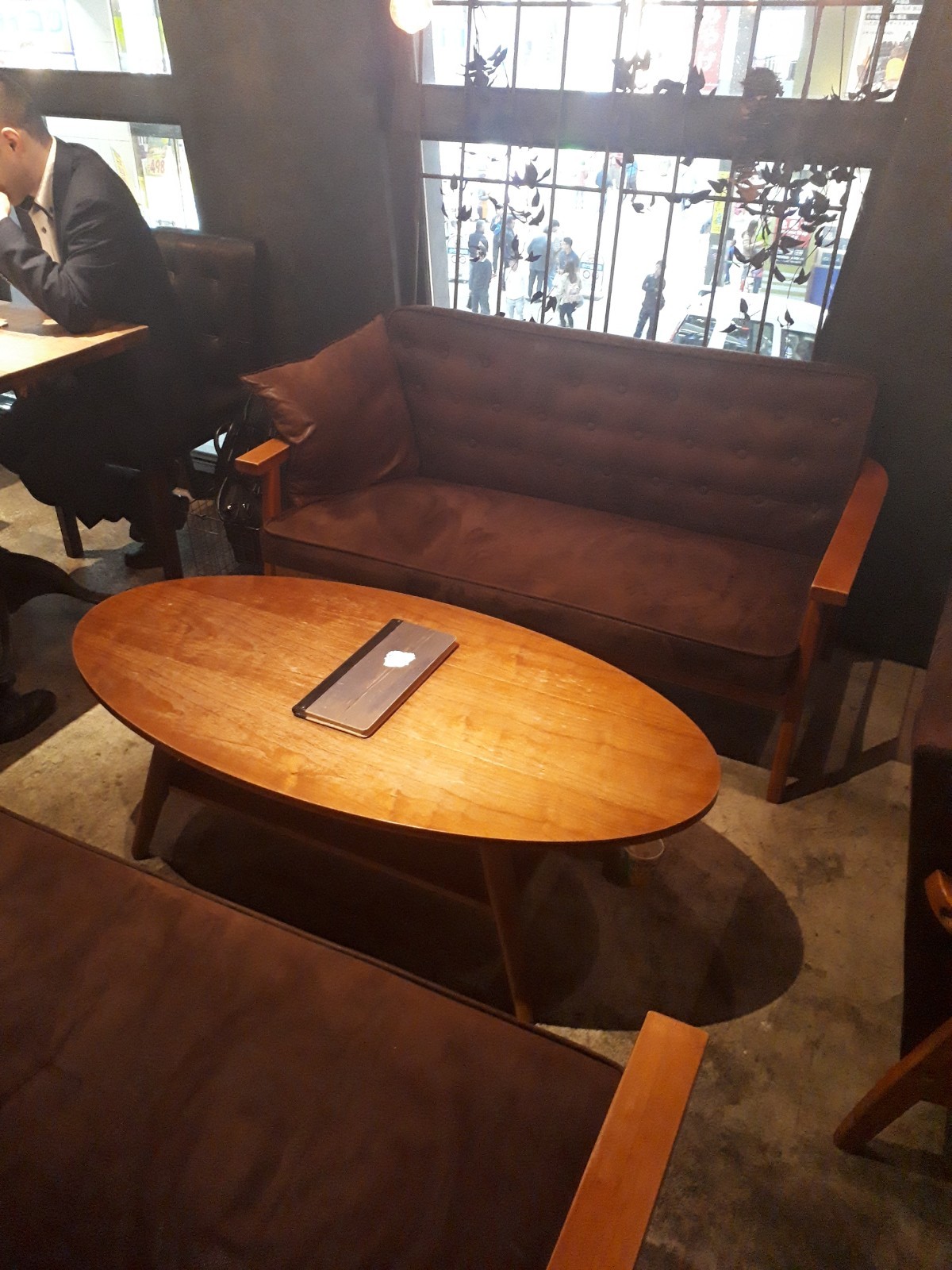 シメパフェイニシャルのソファー席