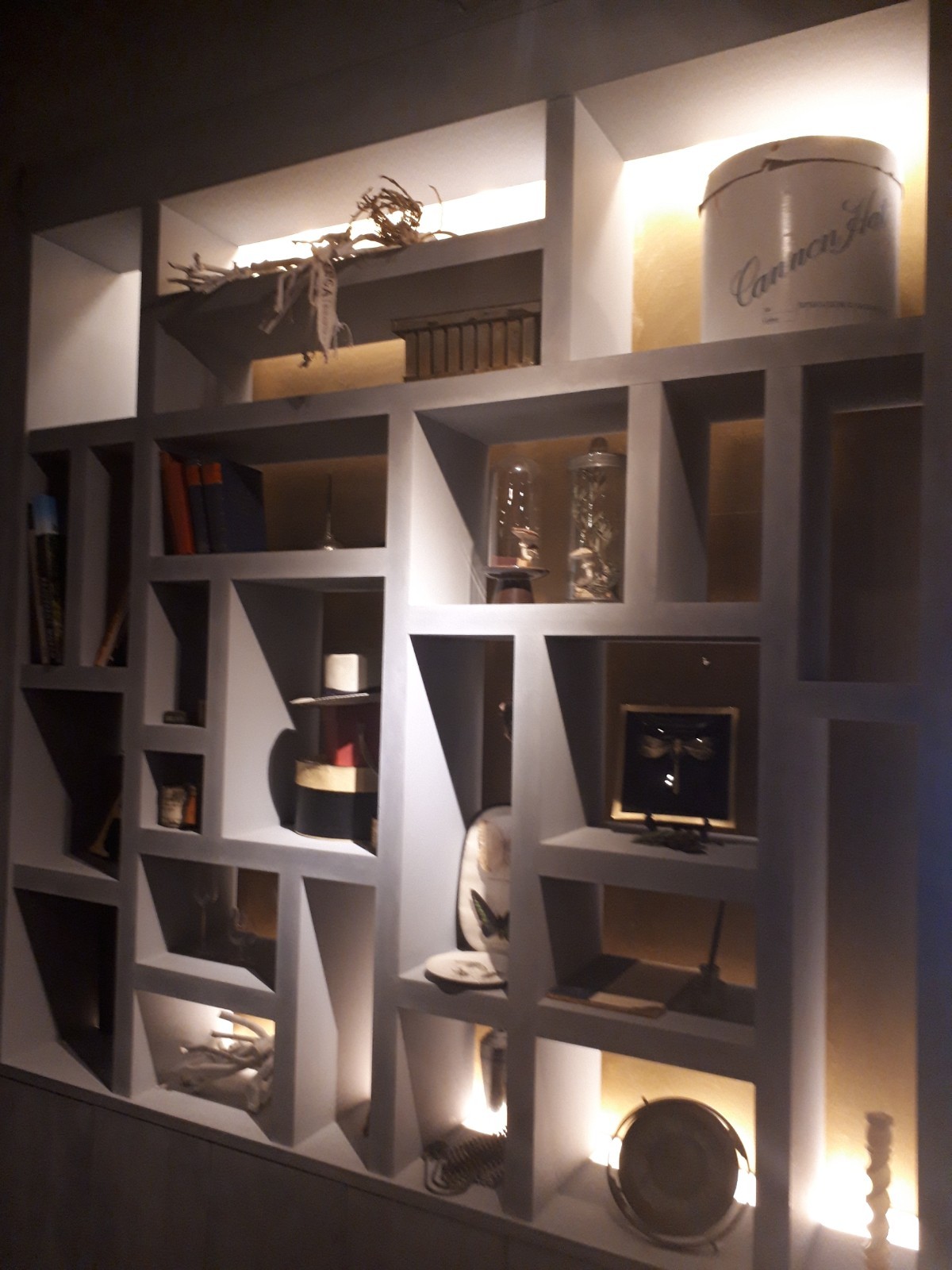 シメパフェイニシャルの店内風景飾り棚