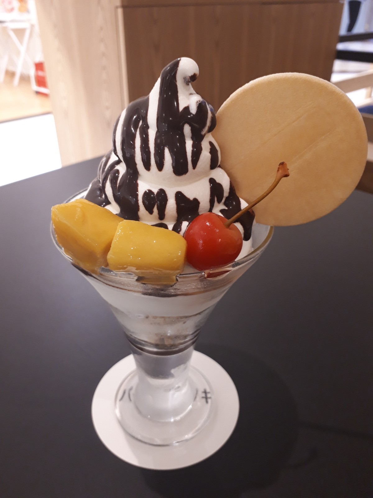 パーラーエノキのショコラとマンゴーサンデー