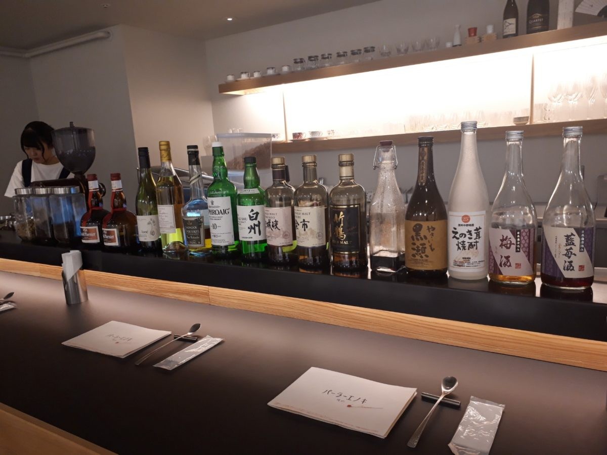 パーラーエノキのカウンターに並ぶお酒