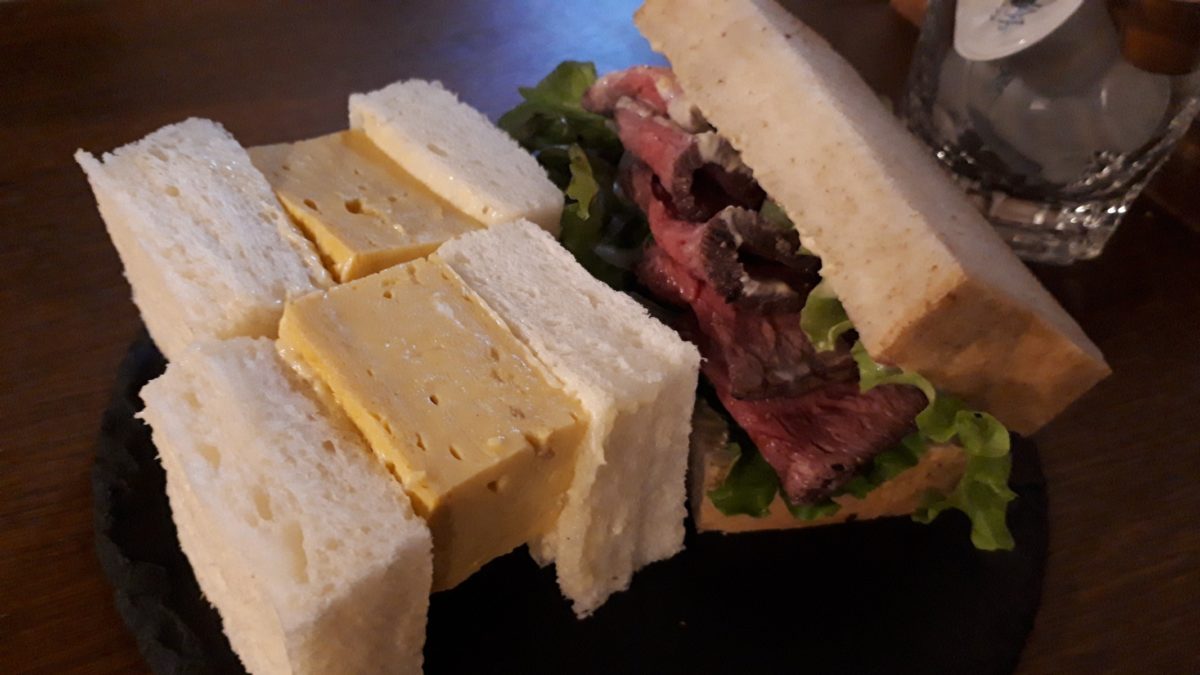 アノカフェのハーフ＆ハーフタマゴサンドとローストビーフサンド