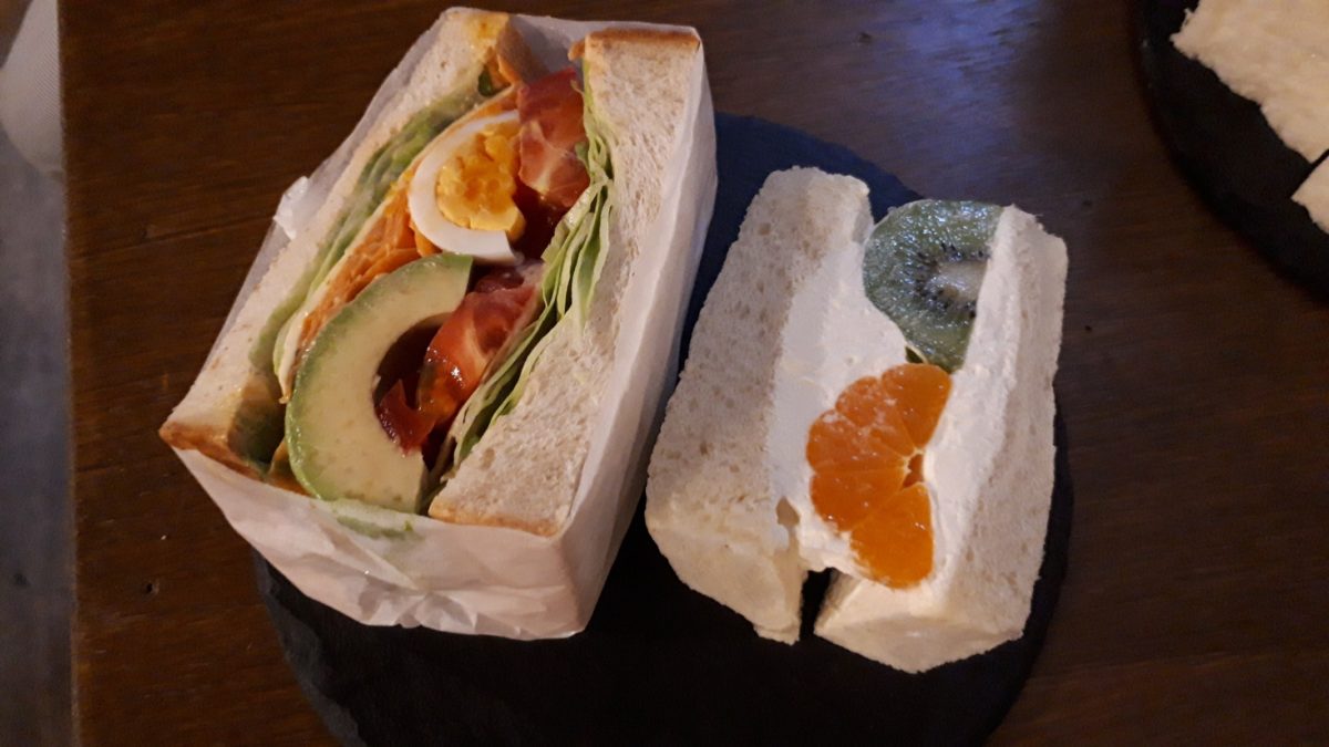 アノカフェのハーフ＆ハーフアノサンドとフルーツサンド