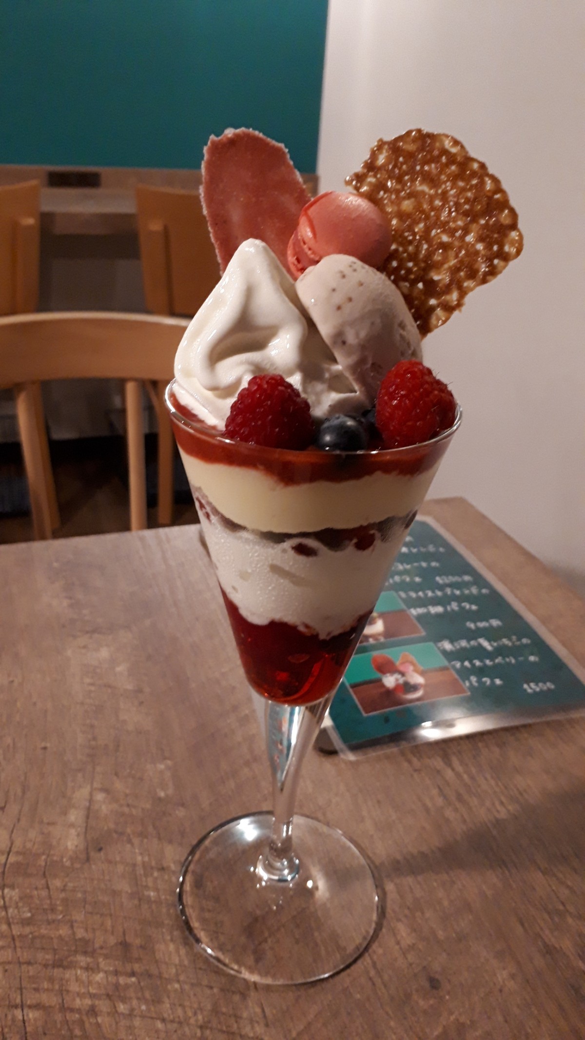 ミライストの浦河の夏いちごのアイスとベリーのパフェ2