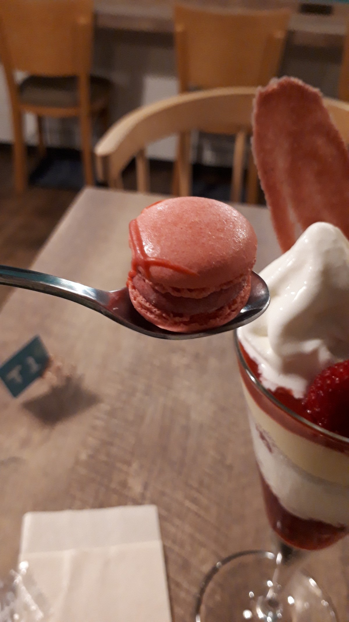 ミライストの浦河の夏いちごのアイスとベリーのパフェ3