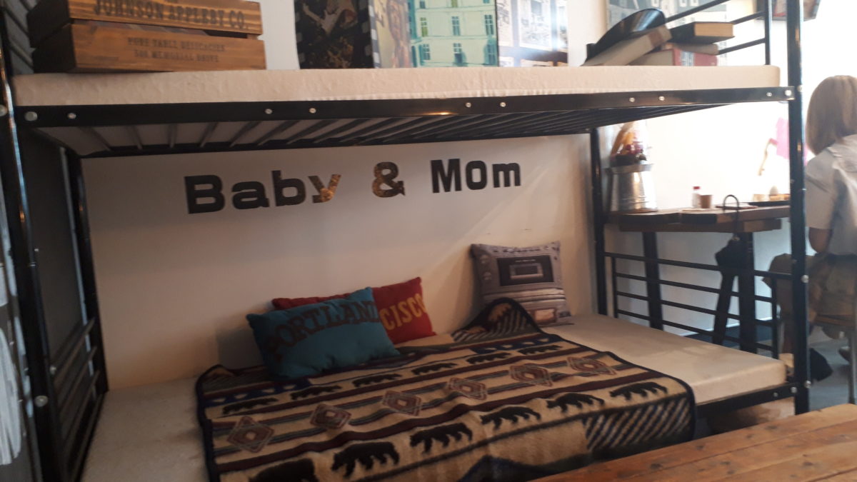 喫茶ちんどんの店内・二段ベッド2