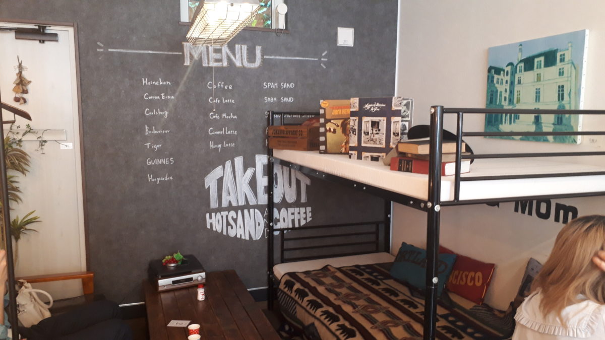 喫茶ちんどんの店内・二段ベッド