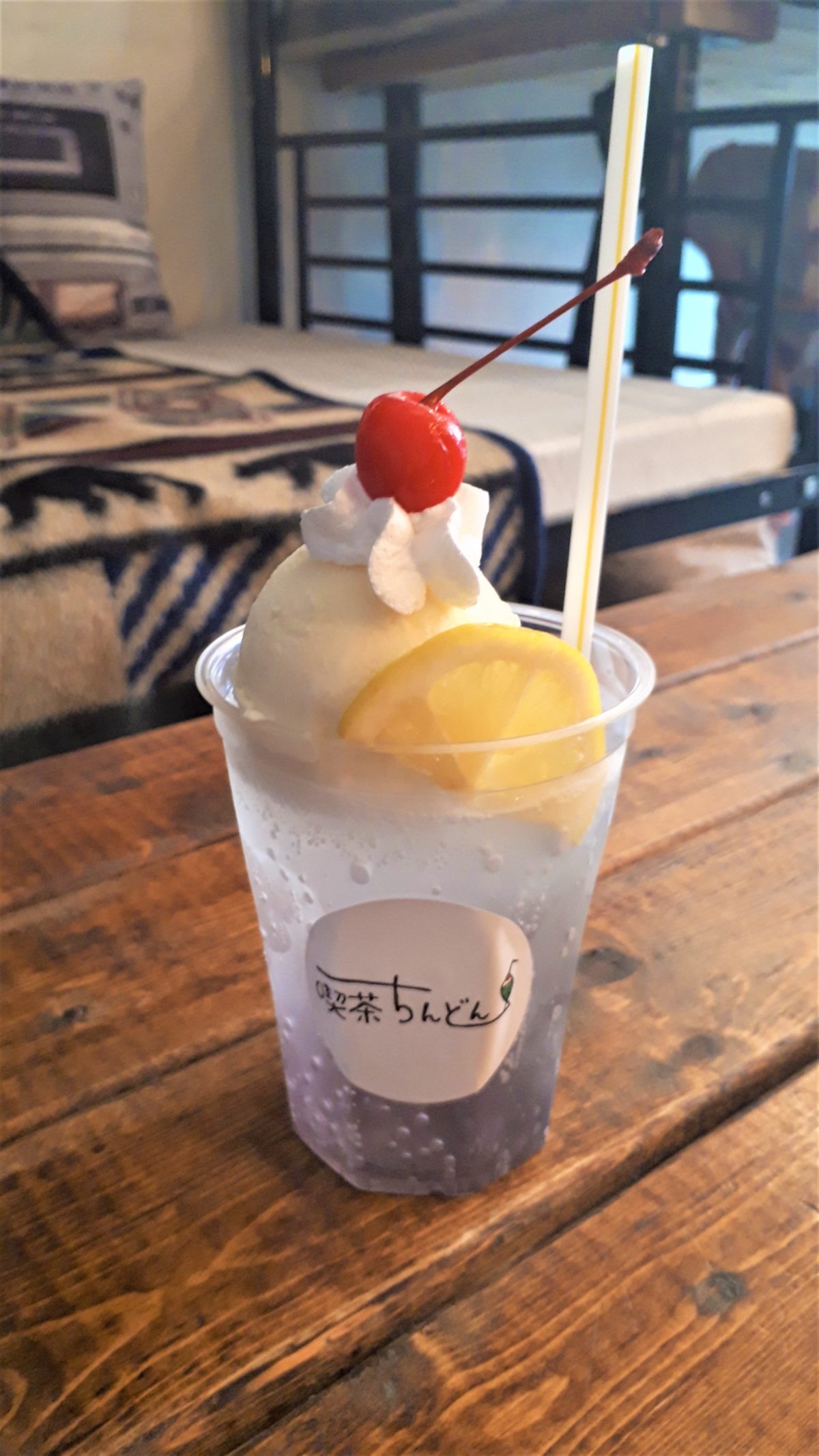 喫茶ちんどんのすみれクリームソーダ