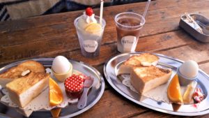 【レビュー】札幌カフェ『喫茶ちんどん』~「いってらっしゃい!」が嬉しいモーニングとクリームソーダの朝カフェ♪【バスセンター前】