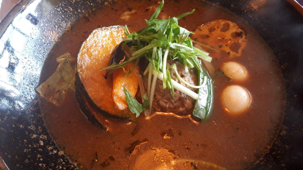 ネイビーズの肉汁溢れるハンバーグのスープカレー