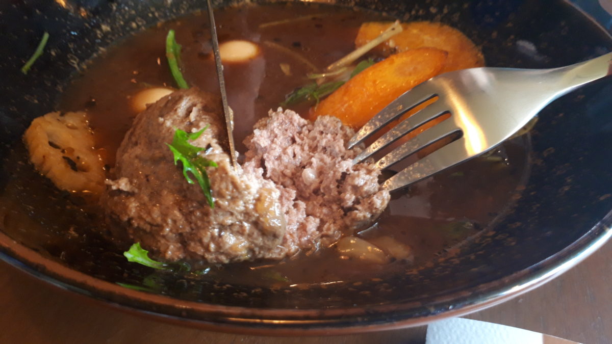 ネイビーズの肉汁溢れるハンバーグのスープカレー2