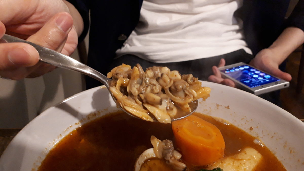 スープカレー暁のチキンとあさりのむき身