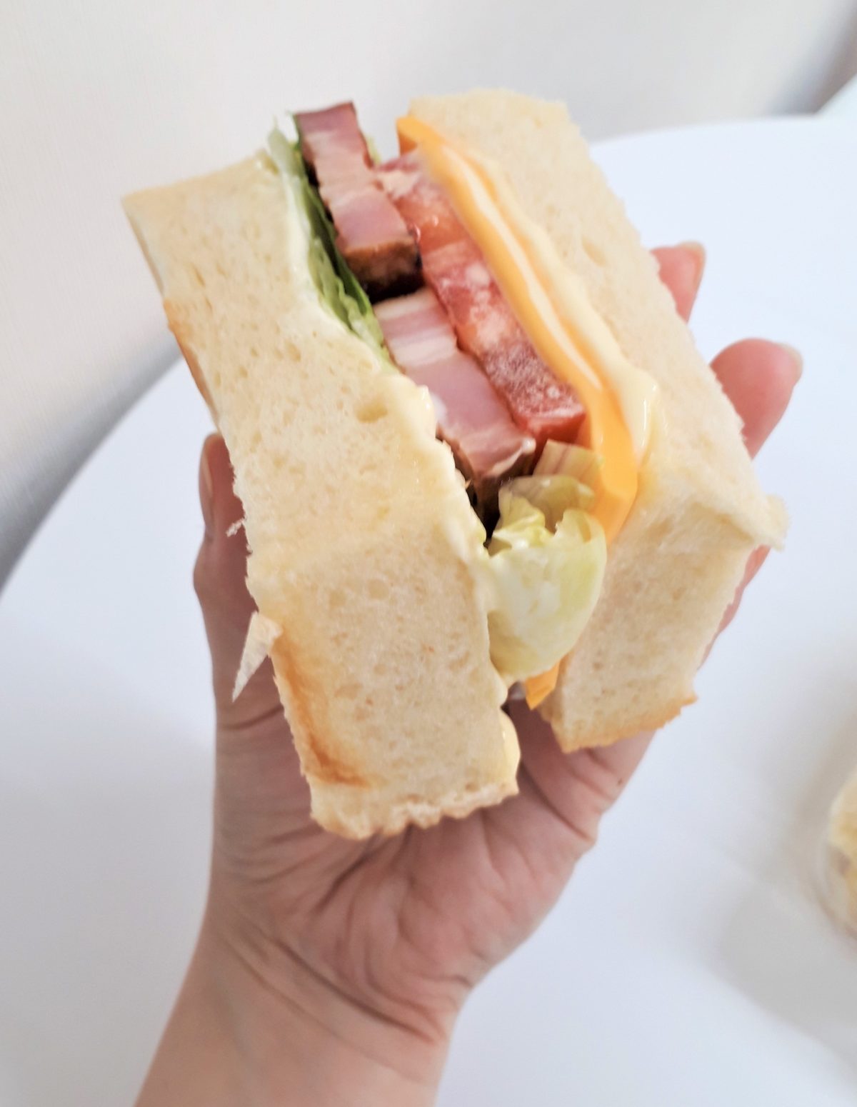 ことにサンドの厚切りサンドイッチのボリューム