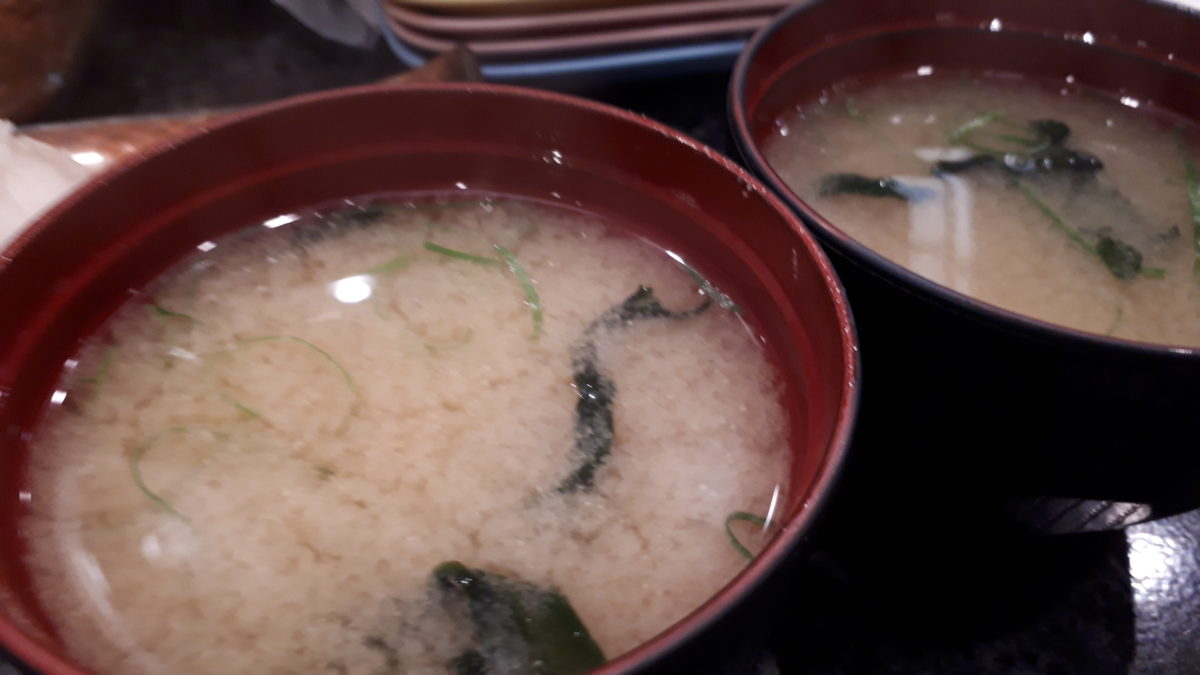 あじこうの無料わかめの味噌汁