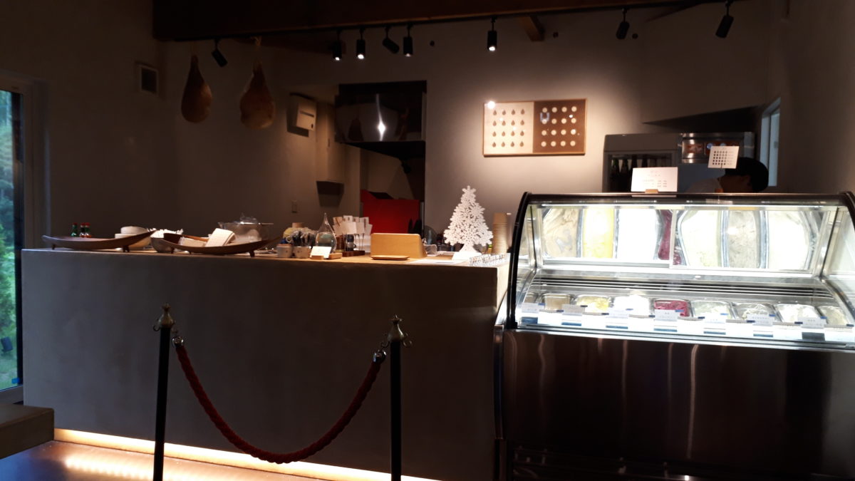 雨ノ日と雪ノ日の注文カウンター