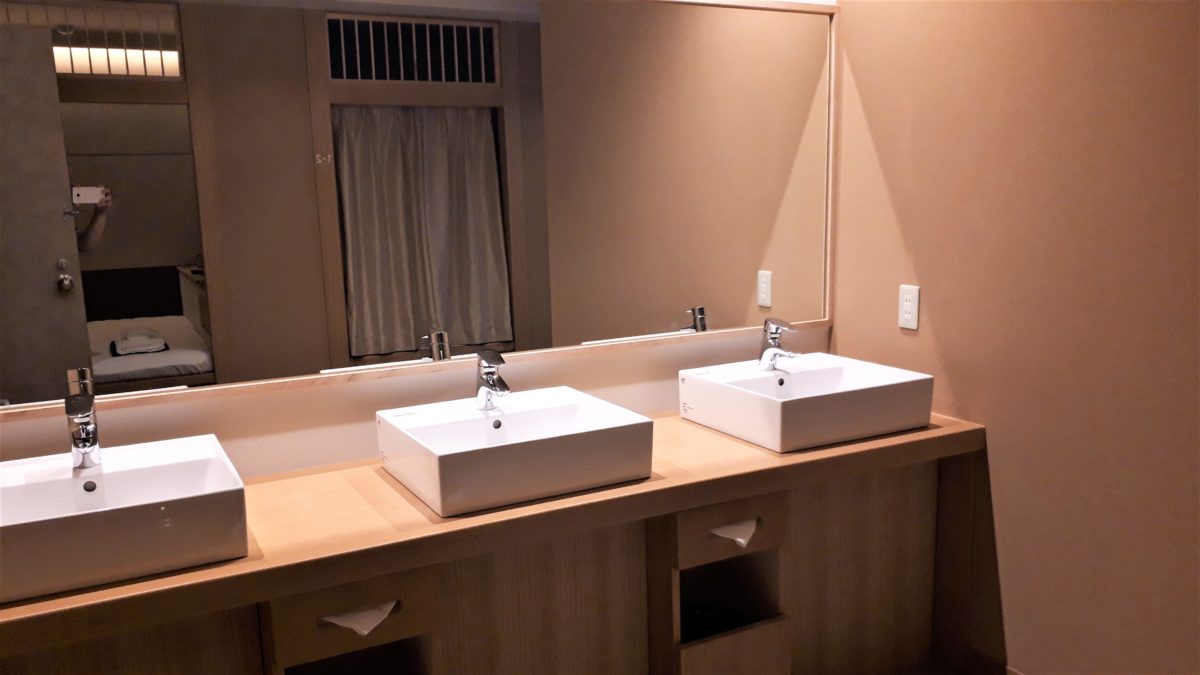 旅籠屋定山渓商店のカプセルルームハタゴノナカの洗面所