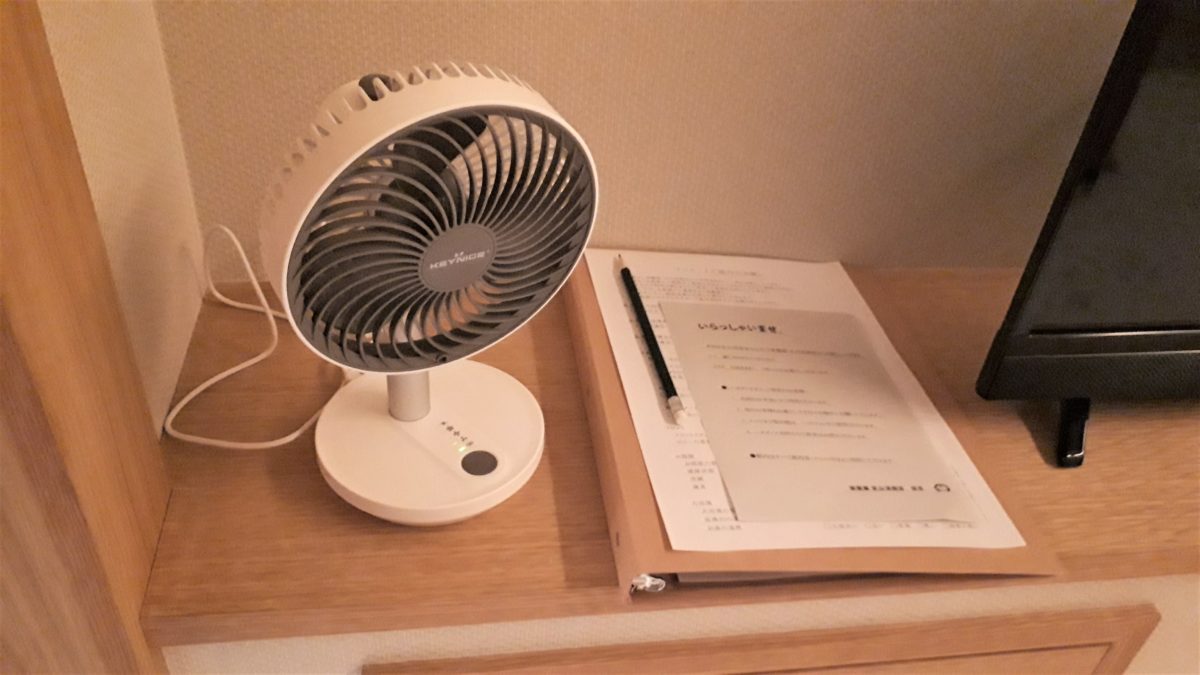 旅籠屋定山渓商店のカプセルルームハタゴノナカの個室の仕様ミニ扇風機