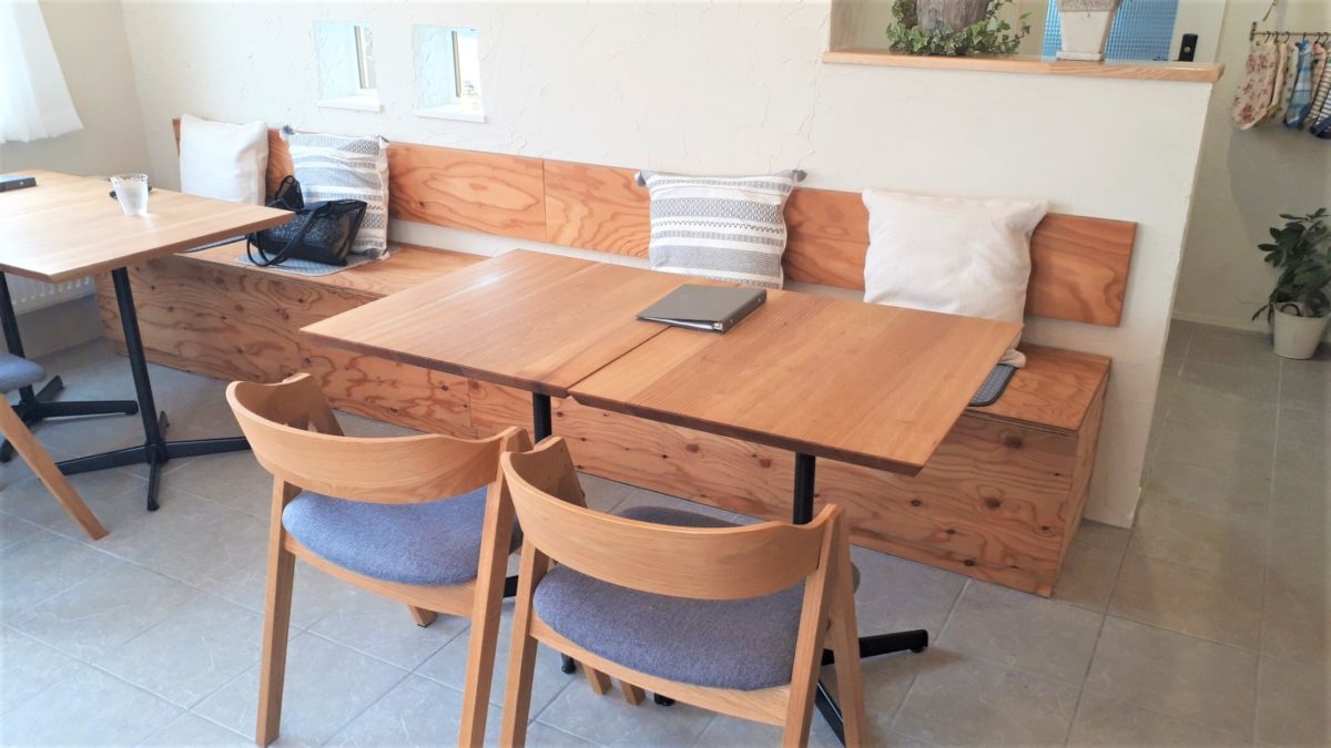 カフェシャエルのテーブル席2