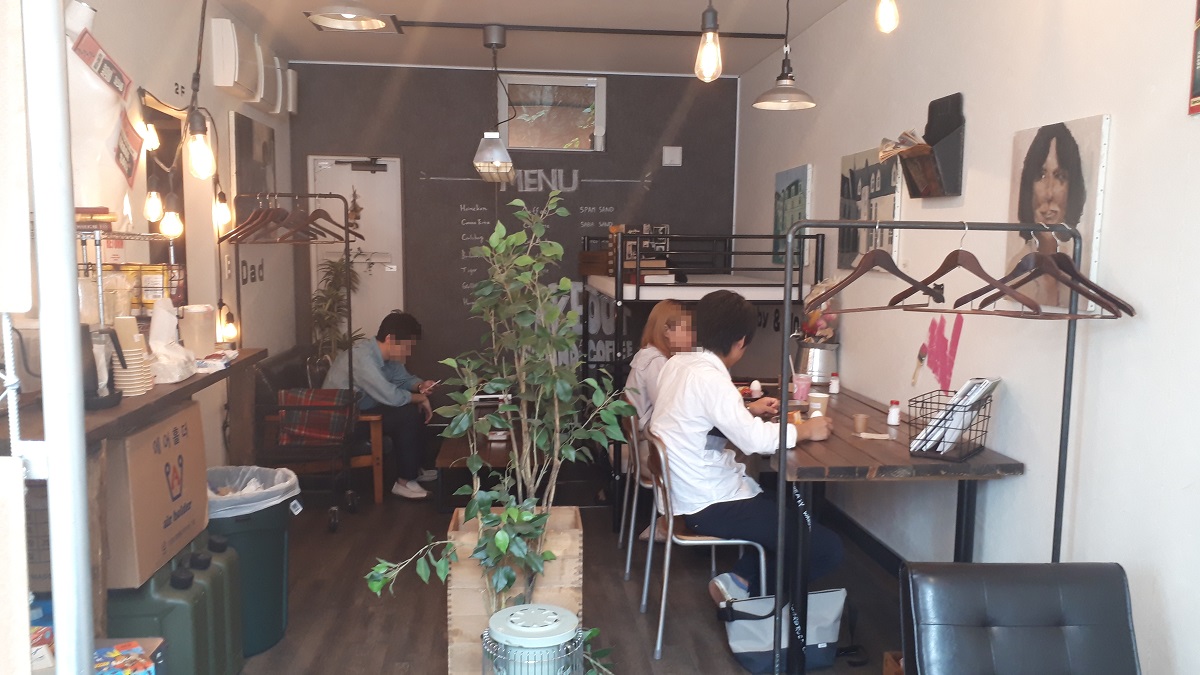 喫茶ちんどんの店内・テーブル席