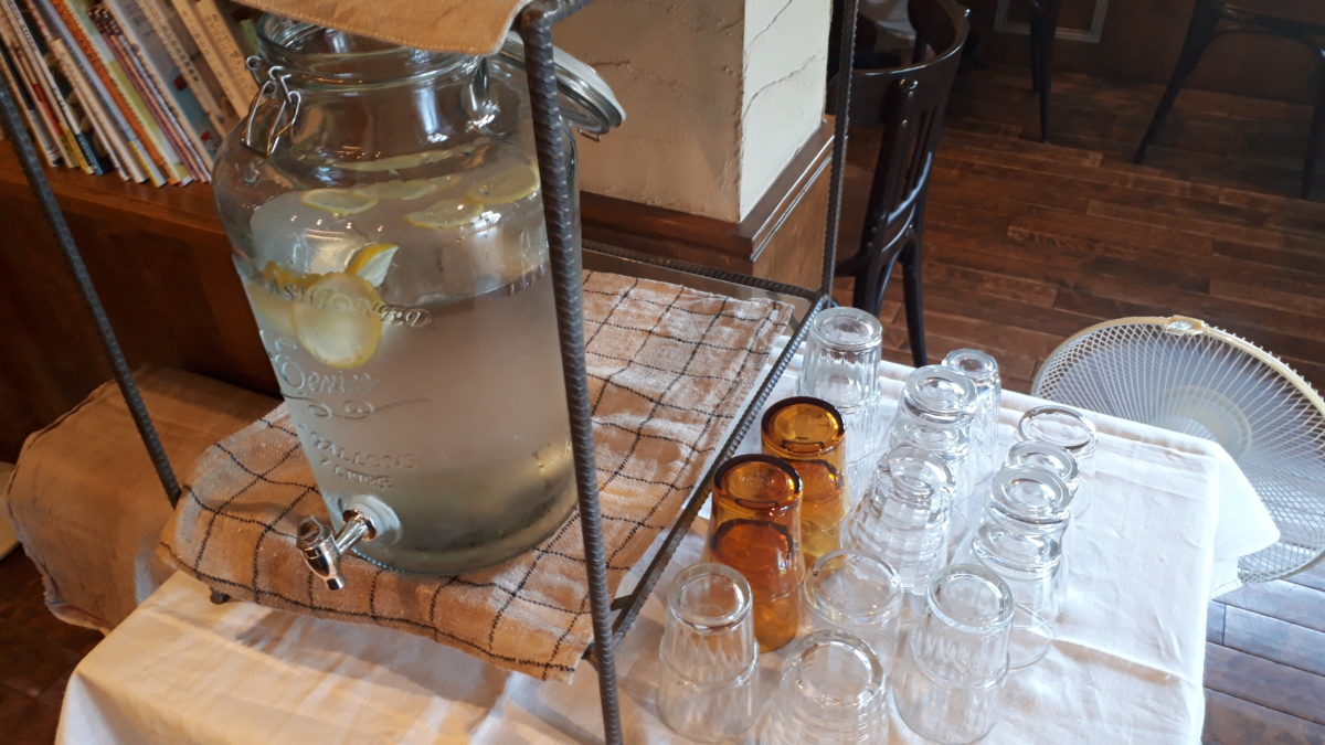 パンとおやつぬぬぬのレモン水