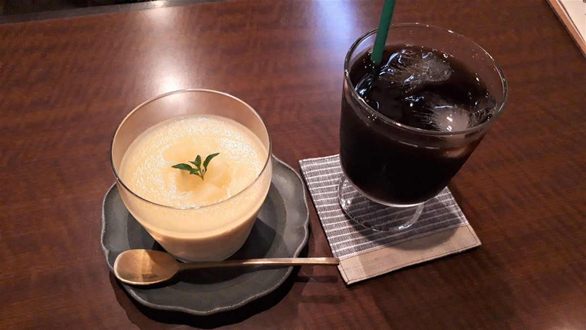 パンとおやつぬぬぬの白桃ババロアとアイスコーヒー