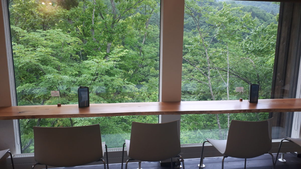 定山渓カフェ崖の上の座席2