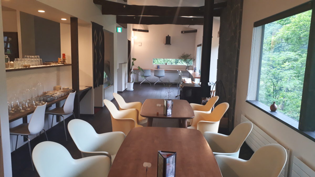 定山渓カフェ崖の上の店内