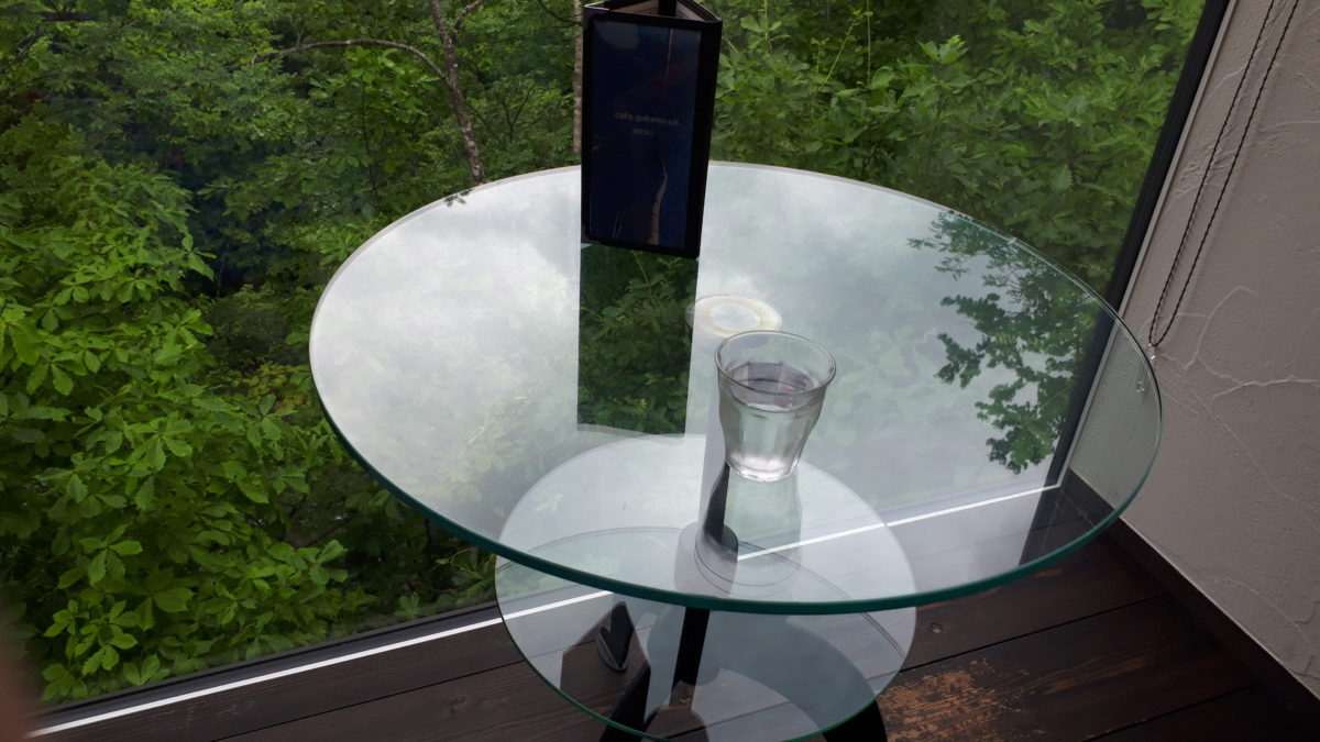 定山渓カフェ崖の上のガラステーブルの席