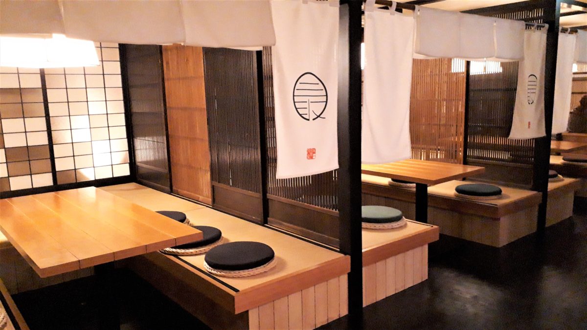 坂ノ上の最中の店内、ラウンジ古窓の座席2