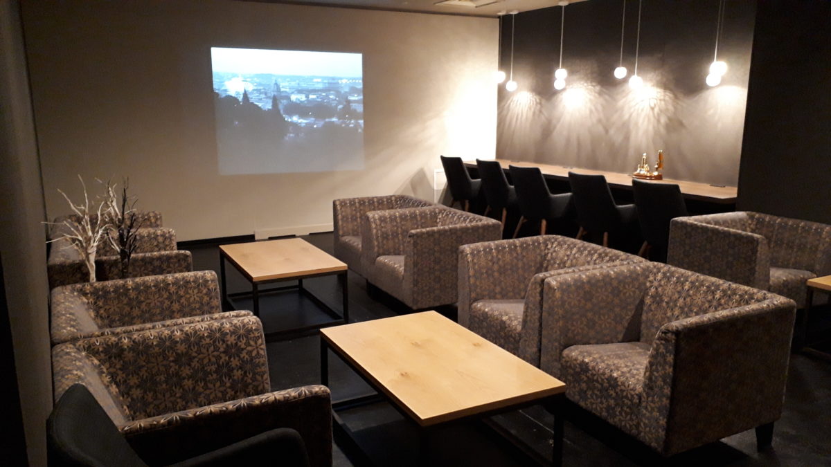 坂ノ上の最中の店内、ラウンジ古窓の座席3