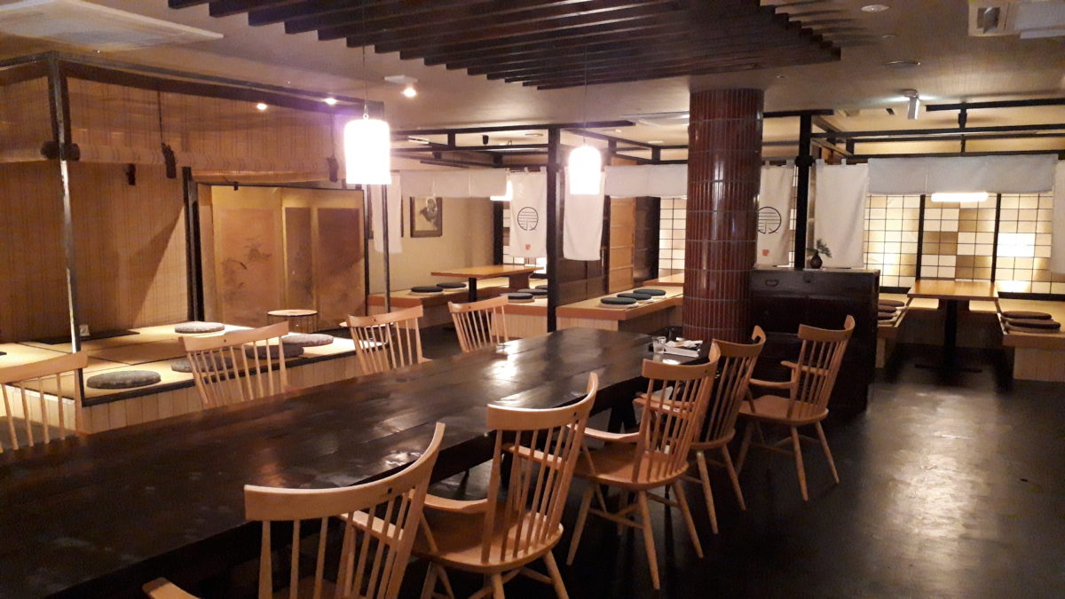 坂ノ上の最中の店内、ラウンジ古窓の座席4