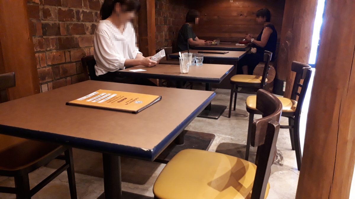 福吉カフェ札幌伏古店のテーブル席