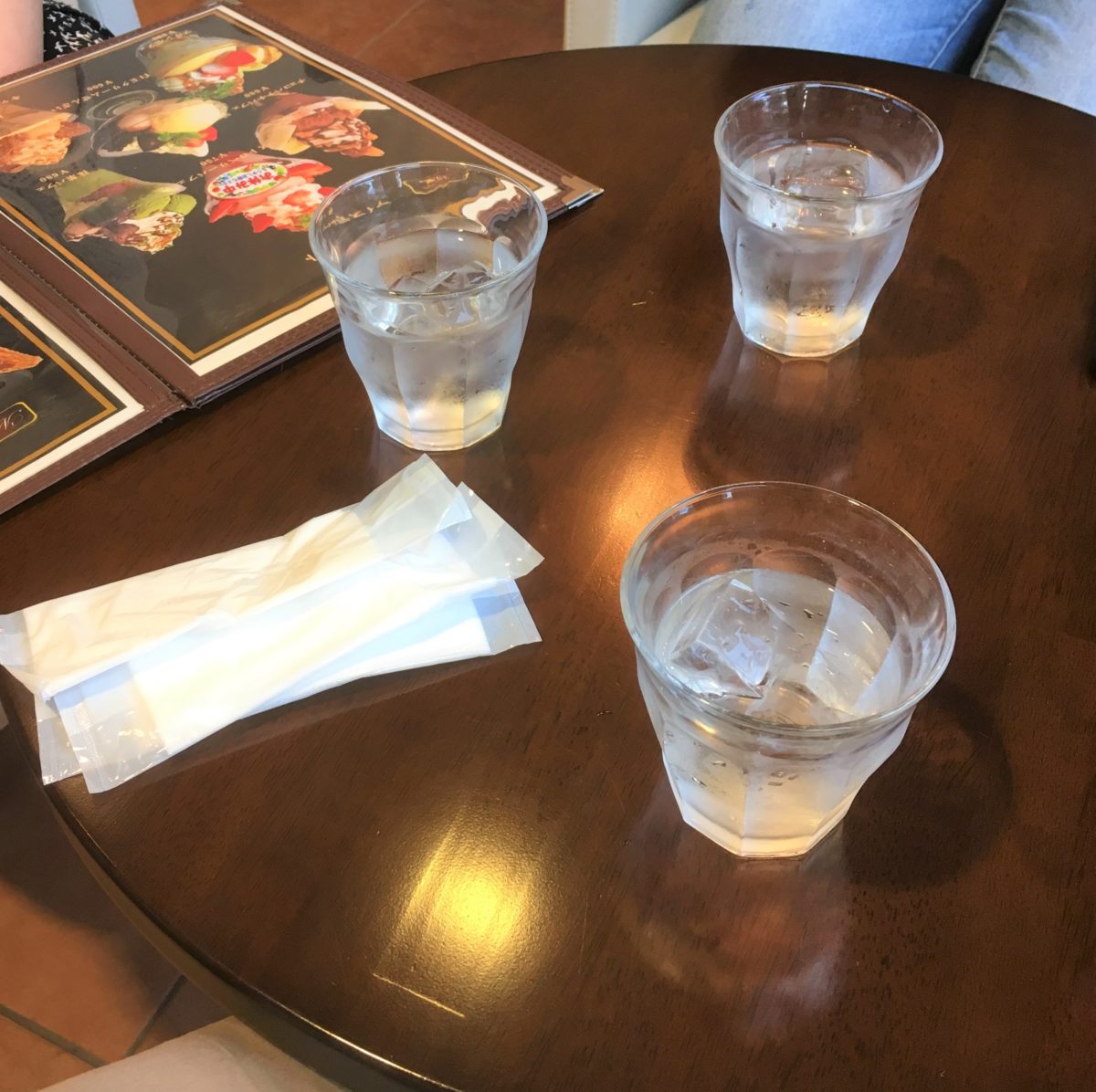 アルディ カフェ 内装ー外