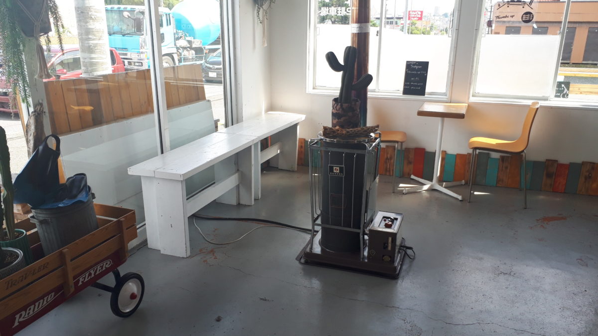 サムズアップコーヒースタンドのイートインスペース座席2