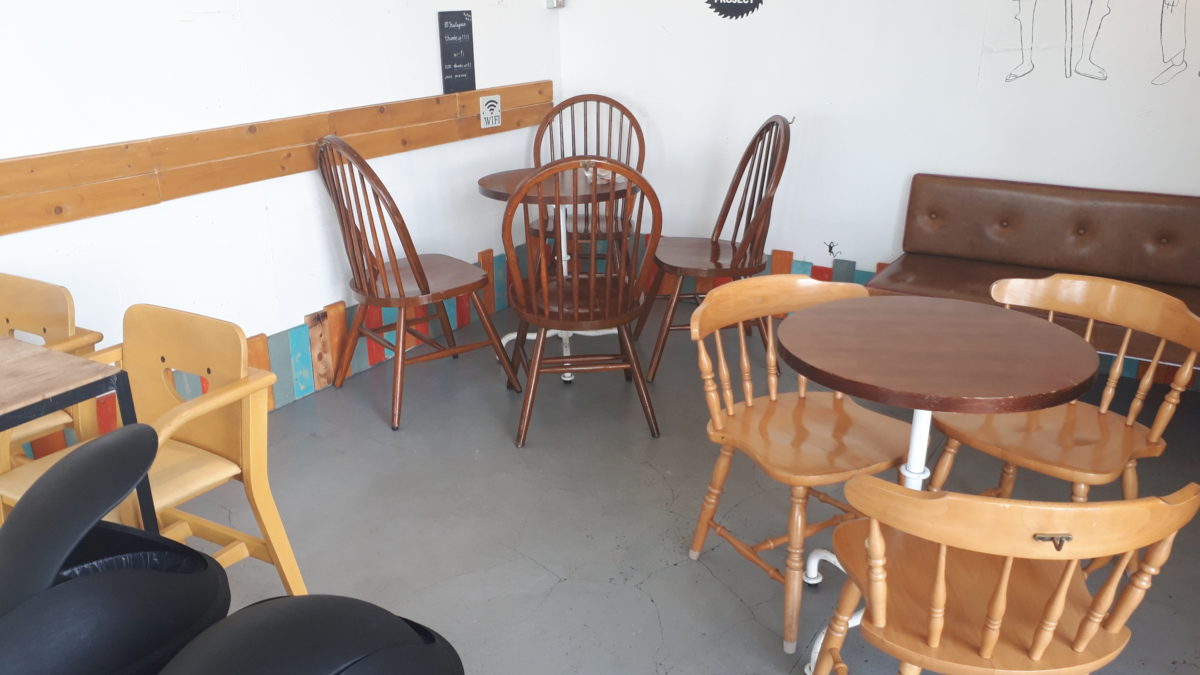 サムズアップコーヒースタンドのイートインスペース座席