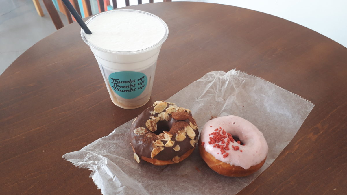 サムズアップコーヒースタンドのドーナツとアイスカフェオレ