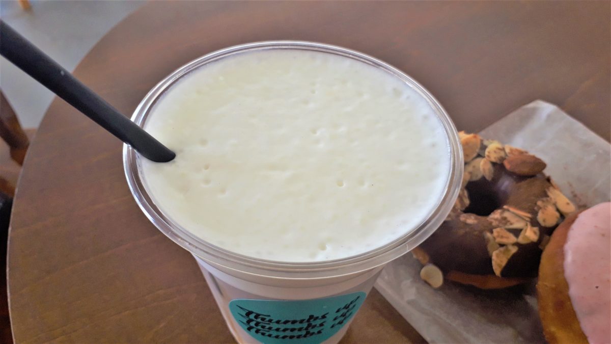 サムズアップコーヒースタンドのアイスカフェオレのふわふわミルク