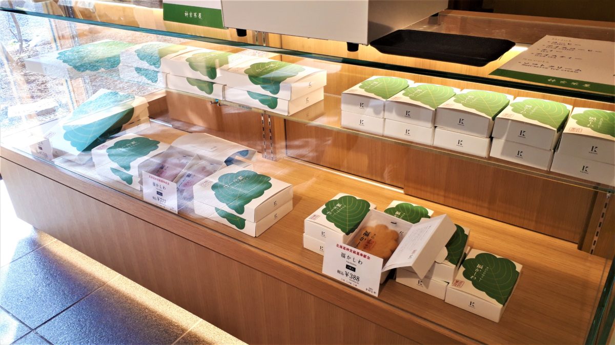 北海道神宮の神宮茶屋の箱入りのお菓子