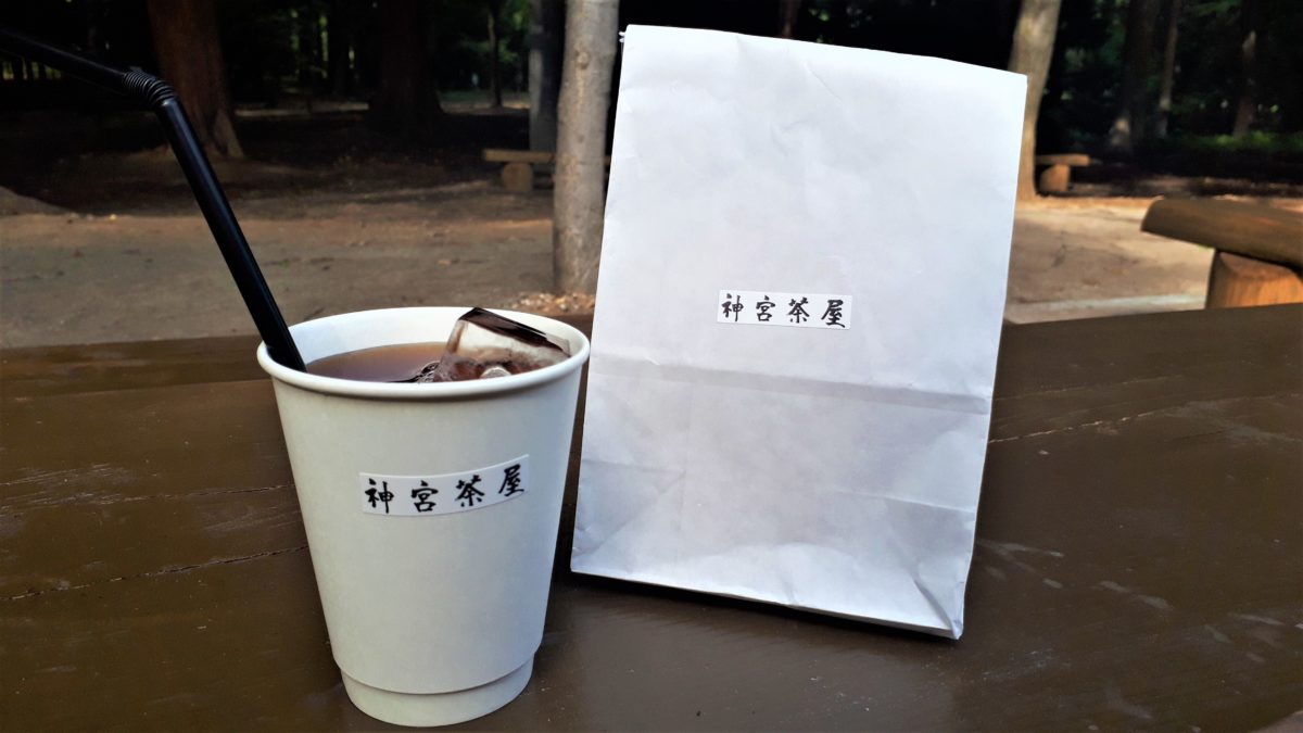 北海道神宮の神宮茶屋のアイスティーとお菓子