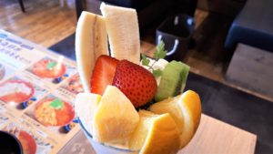 【スイーツパスポート】21ページ『鶏・豆腐・魚 ととと』のフルーツパフェ【さっぽろ】