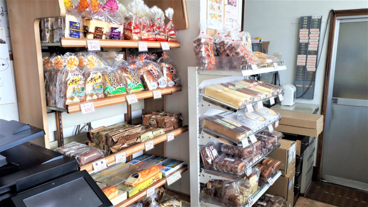 島川製菓の小売販売所の店内