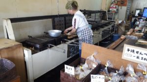 【レビュー】札幌スイーツ『鎌田製菓』～昭和44年創業！その場で焼き上がる手焼きせんべいの直売所【南郷7丁目】