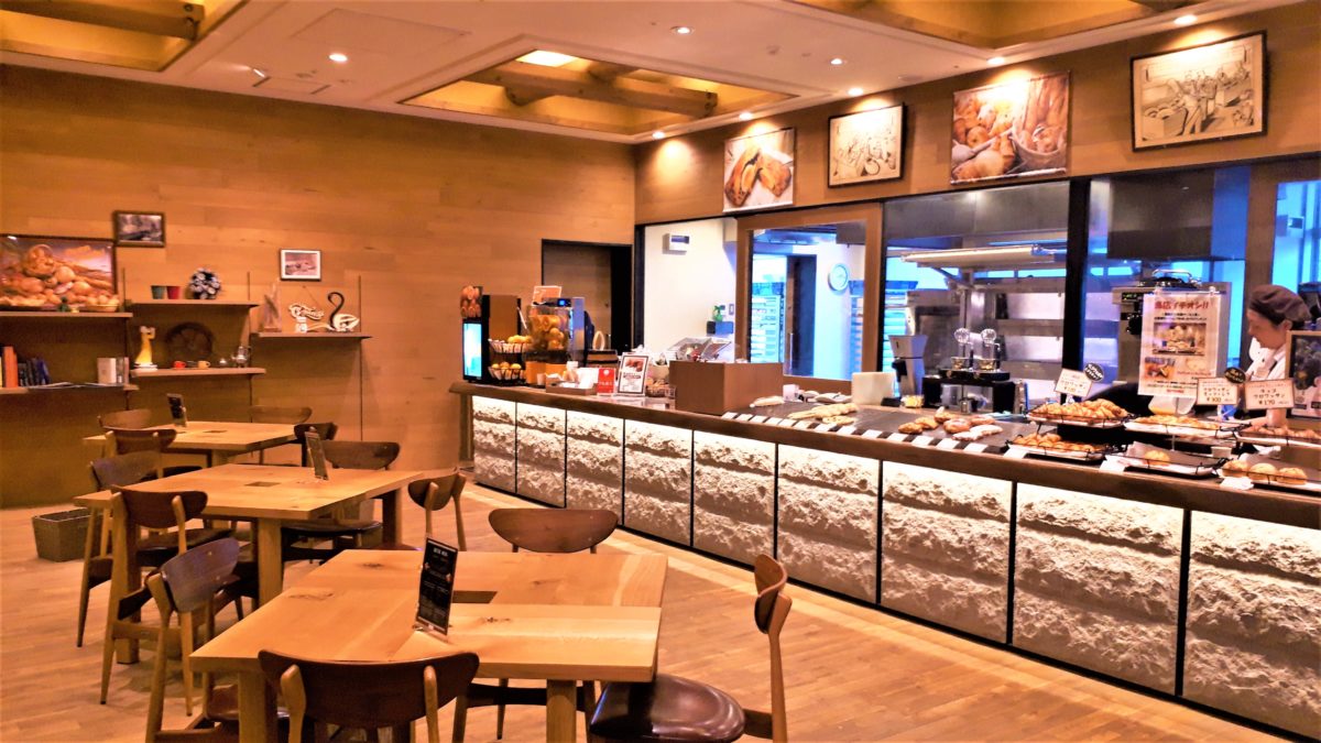 バーチテラスの注文カウンターとイートインスペース