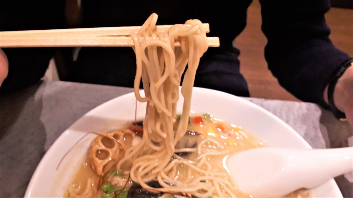 点と線.のお醤油ラーメンの麺