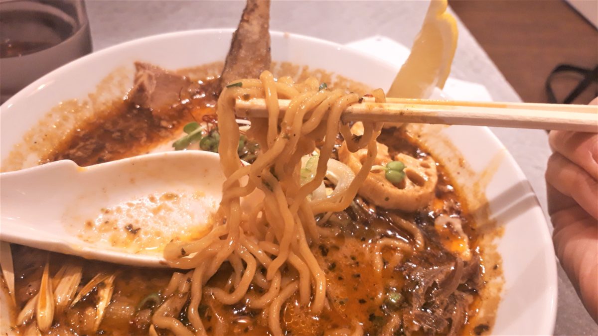 点と線.のスパイスラーメンの麺