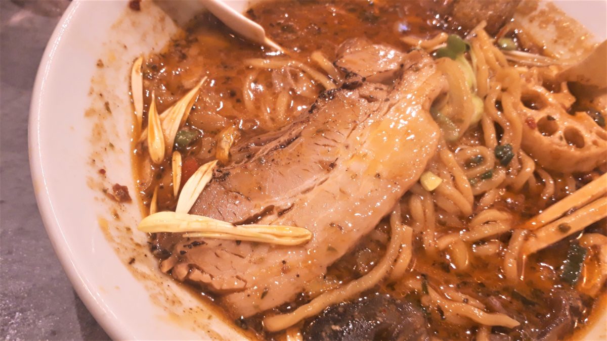 点と線.のスパイスラーメンのチャーシュー