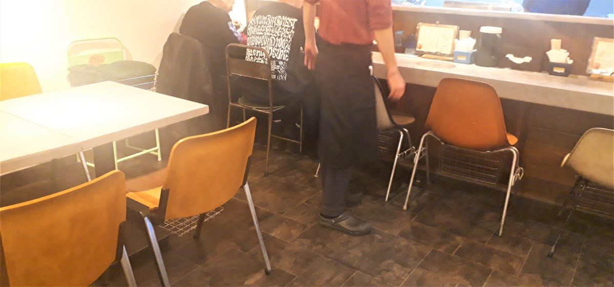 スパイスラーメン点と線.狸小路店の店内座席2