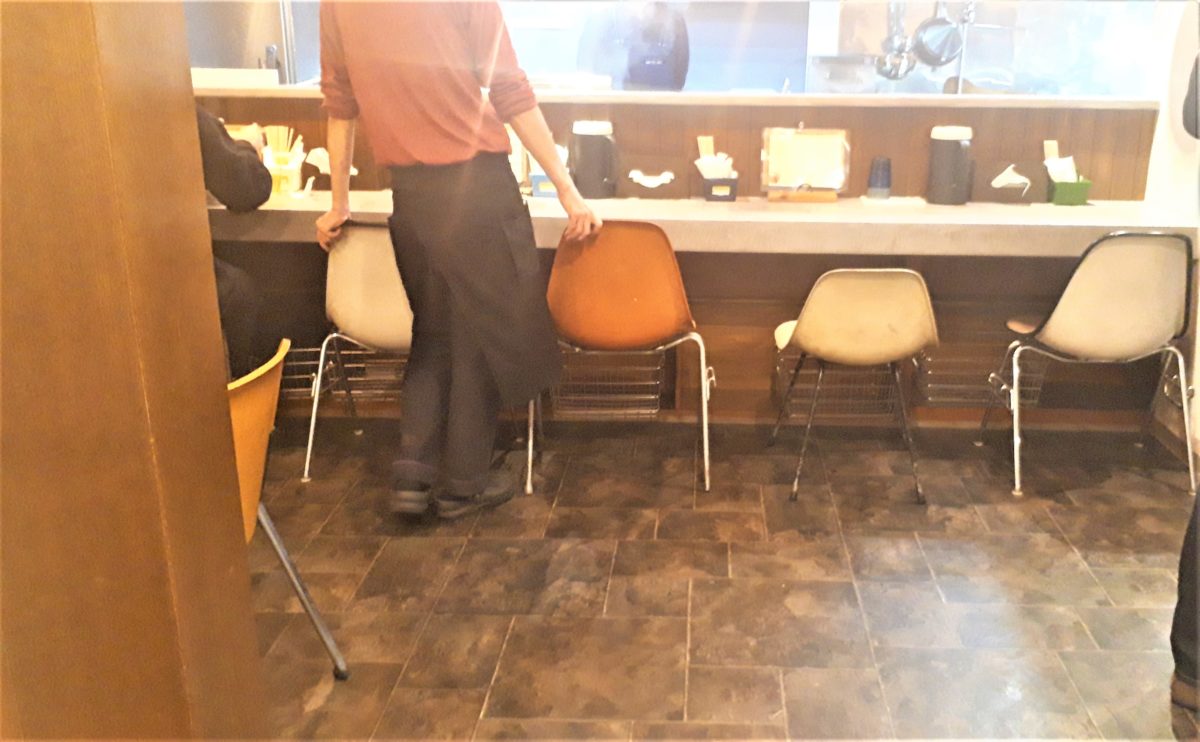 スパイスラーメン点と線.狸小路店の店内座席