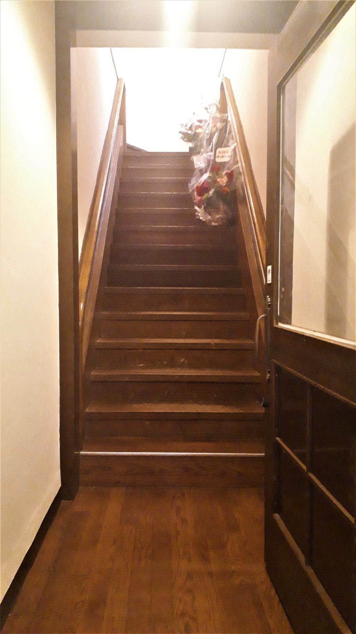 スパイスラーメン点と線.狸小路店の入り口階段